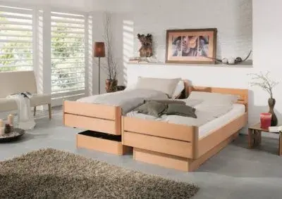 Modernes Schlafzimmer mit Holzbetten, Bettwäsche und Fensterjalousien